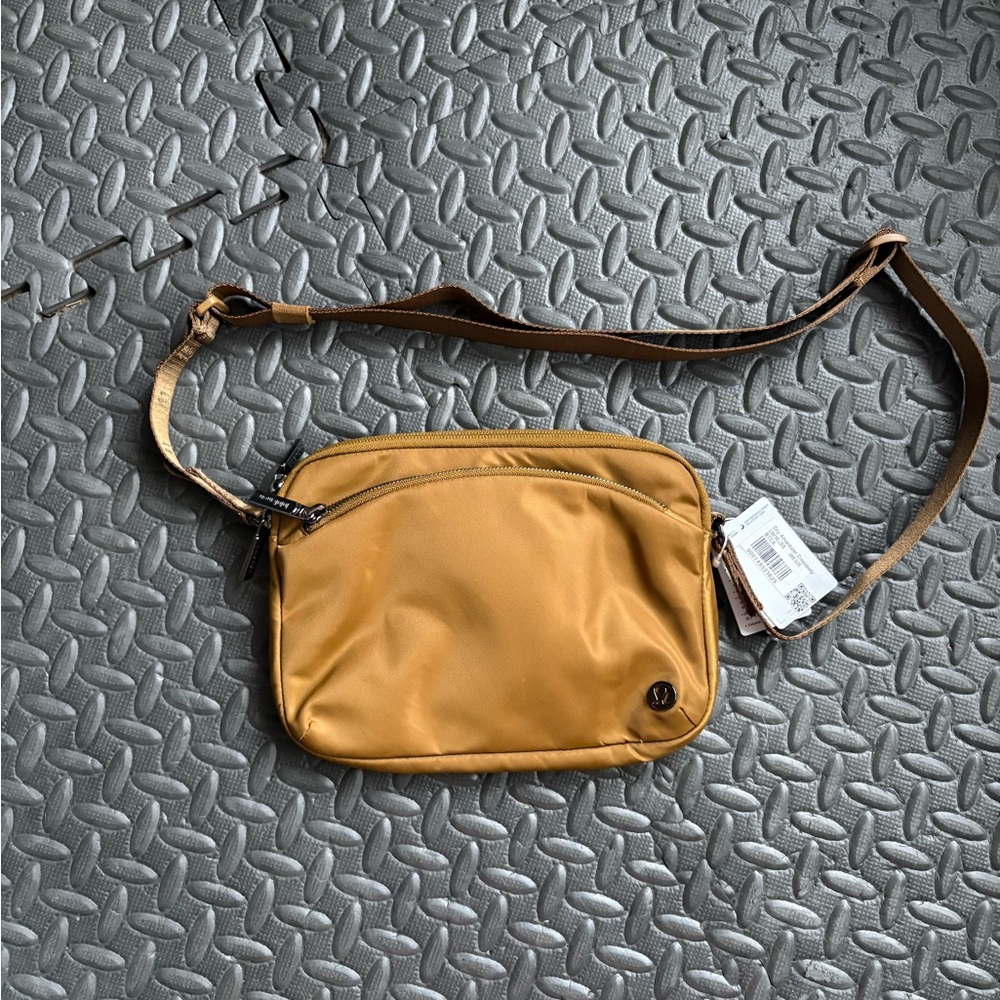 Lululemon City Adventurer Crossbody NWT - Picture 3 of 7